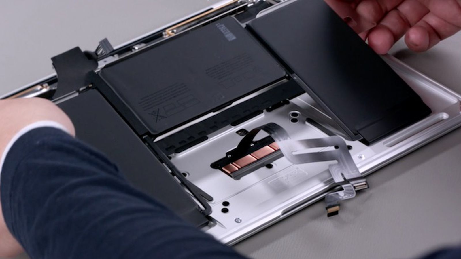 MacBook Air 2021 Batarya Değişimi MacBook Air 2021 Batarya Değişimi