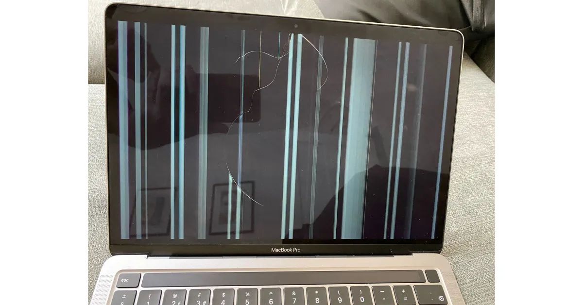 MacBook Pro Liquid Retina XDR ekran kırık hali